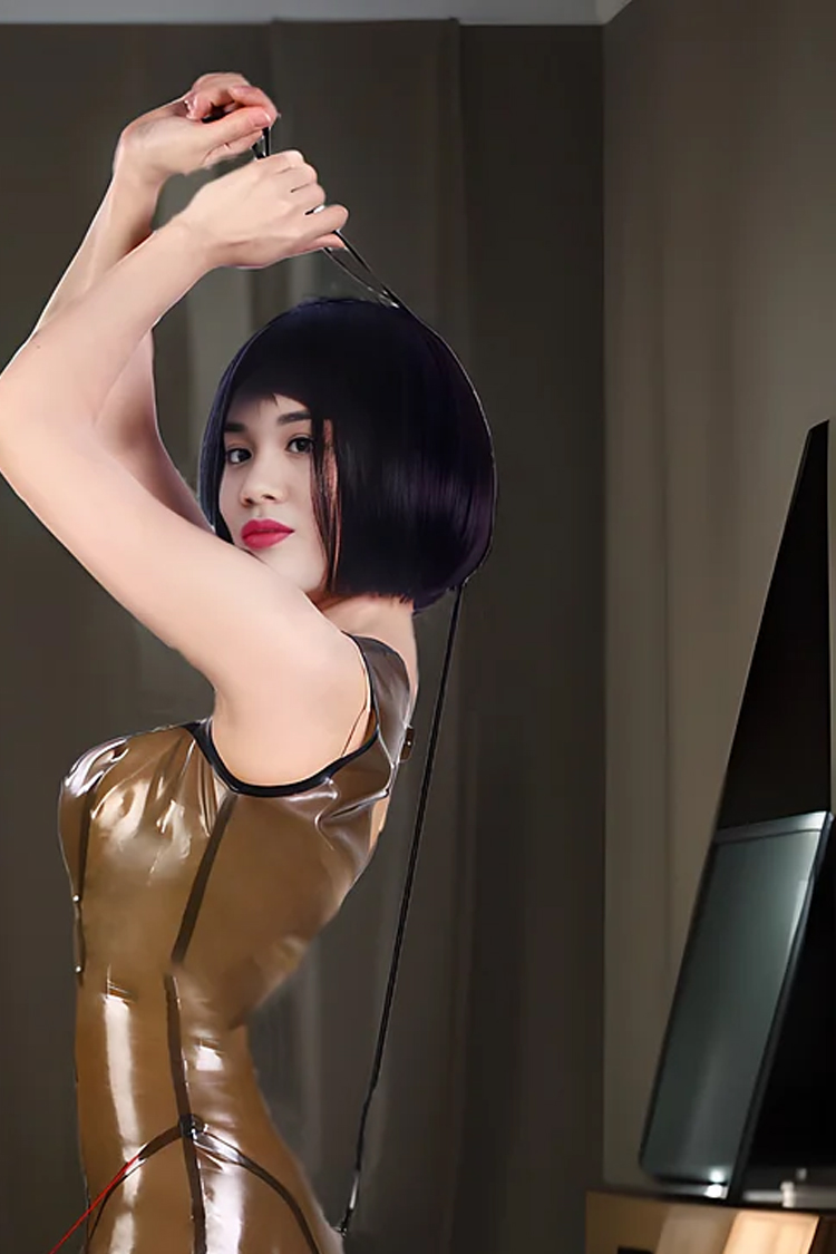 Brown Latex Dress: Black Line and Back Drawstring Design, Interpreting the Dual Charm of Mature Sexiness and Modern Fashion